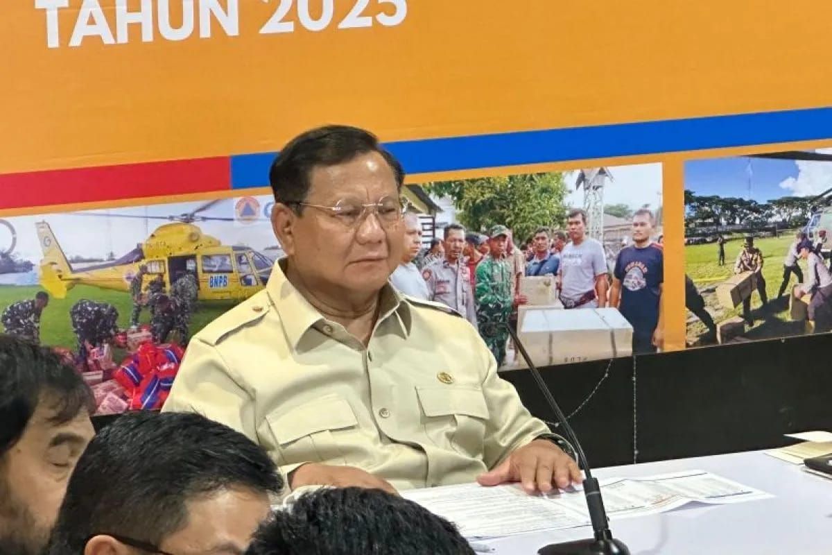 Presiden RI Prabowo Subianto saat memimpin rapat terbatas penanggulangan pascabencana banjir Sumatera di Pos Pendamping Nasional Penanganan Bencana Aceh, Pangkalan TNI AU Sultan Iskandar Muda, Aceh Besar, Minggu 7  Desember 2025. (ANTARA/HO-Sekretari <b>(Antara)</b>