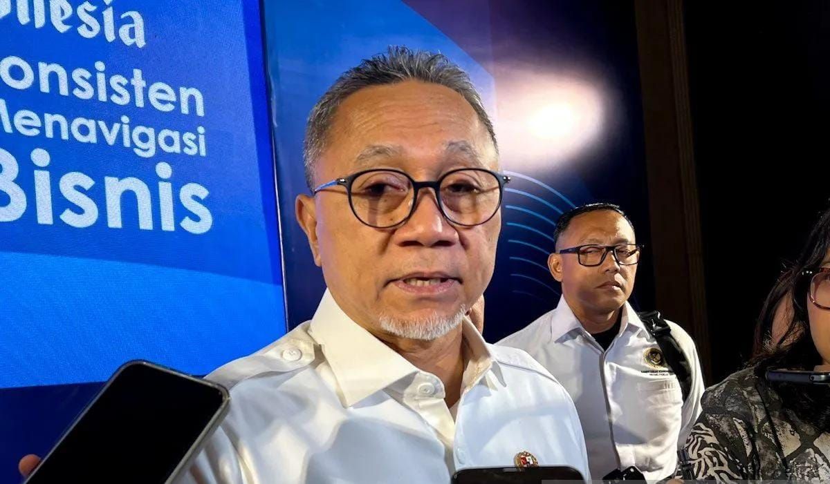 Menteri Koordinator Bidang Pangan Zulkifli Hasan (Zulhas) menjawab pertanyaan awak media ditemui di Jakarta, Senin 8 Desember 2025. ANTARA/Harianto <b>(Antara)</b>