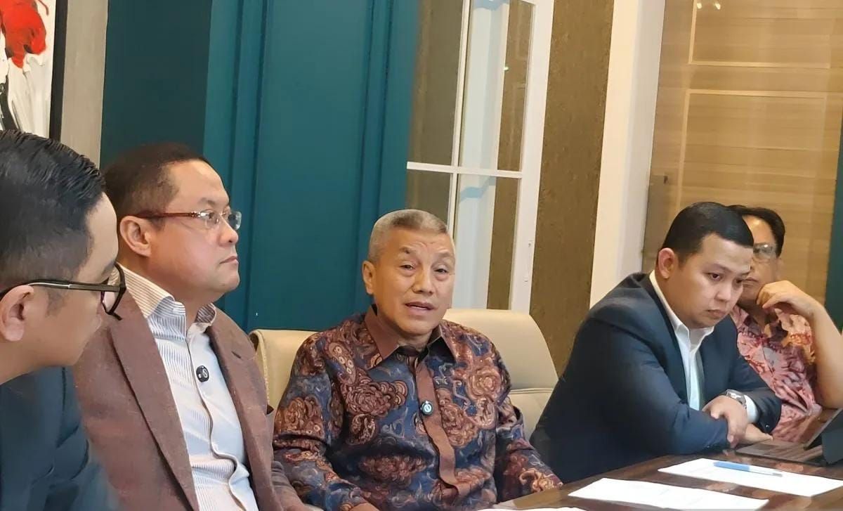 Kuasa hukum mantan Mendikbduristek Nadiem Makarim, Dodi S. Abdulkadir (tengah) berbicara dalam konferensi pers di kawasan Jakarta Selatan, Selasa 9 Desember 2025. (ANTARA/Nadia Putri Rahmani) <b>(Antara)</b>