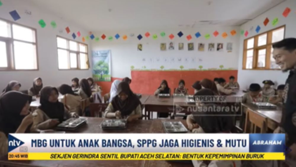 Para siswa SDN Sindanglaya sedang menikmati menu MBG 