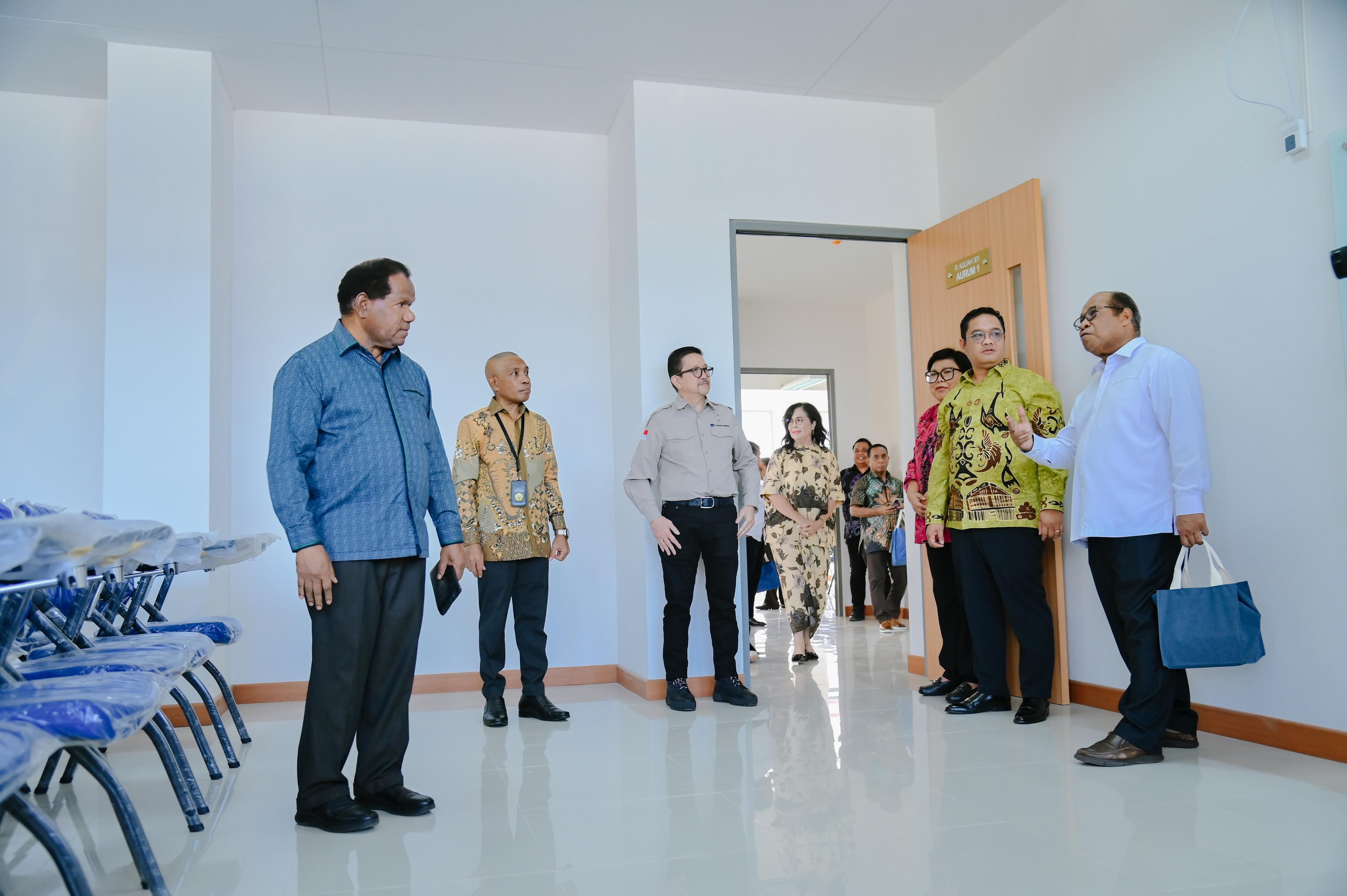 Rektor Universitas Cenderawasih Dr. Oscar O. Wambrauw SE., M.Sc..Agr.,(kedua kiri) didampingi Ketua Senat Uncen Prof. Dr. Balthasar Kambuaya, MBA (kiri) bersama Presiden Direktur PT Freeport Indonesia Tony Wenas meninjau ruangan perkuliahan dalam Gedung Sains dan Kemitraan UNCEN.
