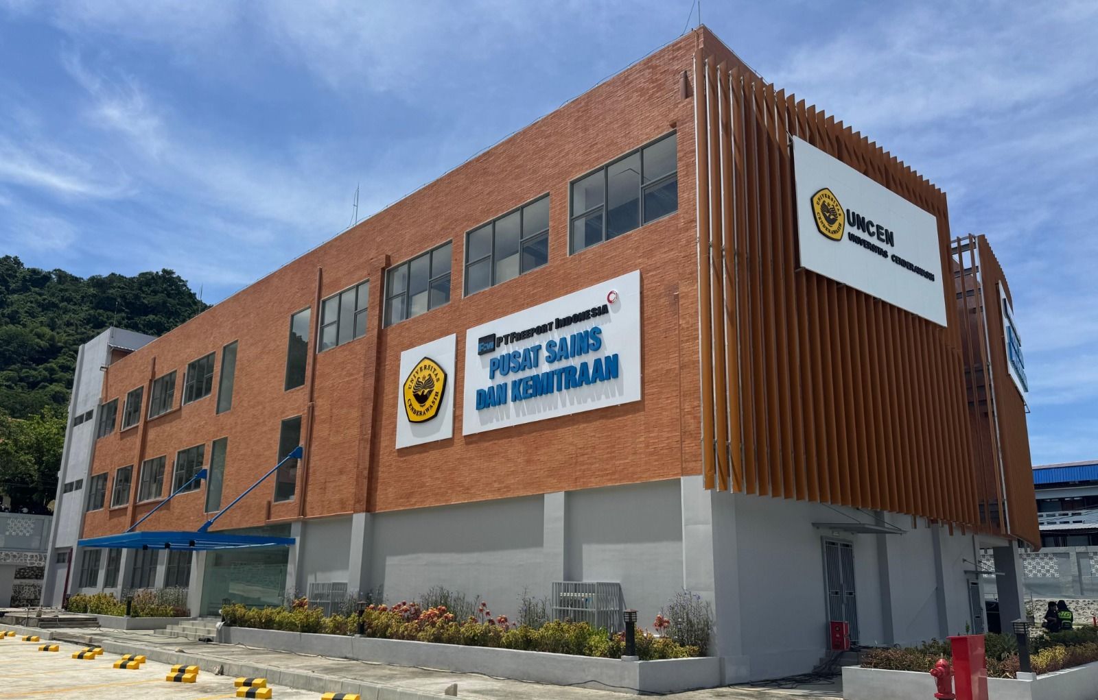 Gedung Pusat Sains dan Kemitraan UNCEN di Abepura, Jayapura, dibangun PTFI di atas lahan 4.800 m&sup2; dengan luas bangunan 2.800 m&sup2;, dilengkapi taman dan plaza serta area parkir seluas 1.300 m&sup2;,