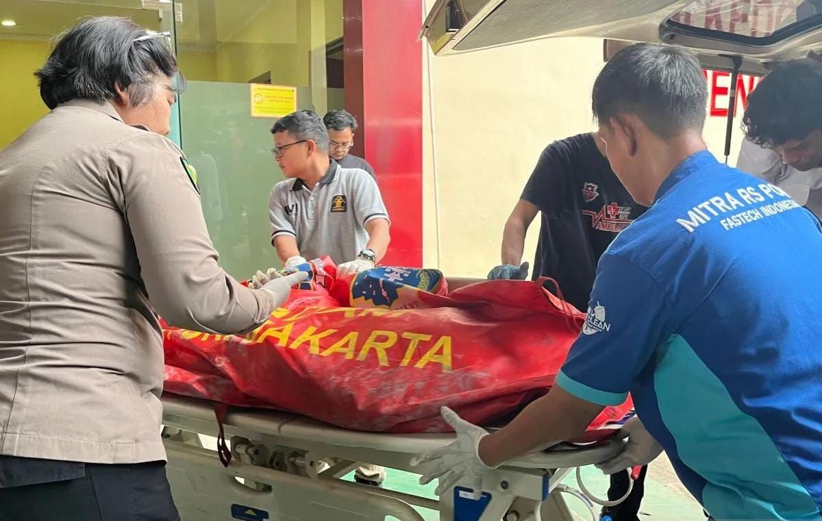 Kantong jenazah korban kebakaran Gedung Terra Drone di Kemayoran, Jakarta Pusat tiba di Rumah Sakit (RS) Polri Kramat Jati, Jakarta Timur, Selasa 9 Desember 2025. ANTARA/Siti Nurhaliza <b>(Antara)</b>