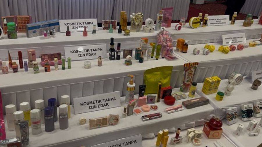 Kosmetik tanpa izin edar. <b>(Dok.Ntvnews.id/Alber Laia)</b>