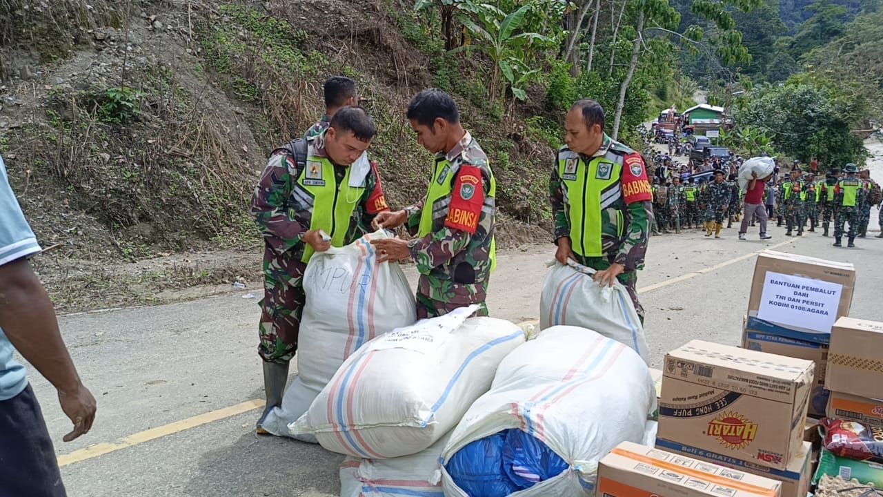 Personel Kodim Aceh Tenggara Jalan Kaki Antar Bantuan ke Ketambe 