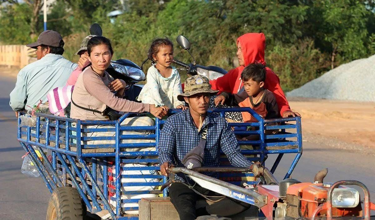 Warga sipil Kamboja meninggalkan rumah mereka di dekat perbatasan dengan Thailand untuk tempat penampungan yang aman di provinsi Siem Reap, Kamboja, Senin 8 Desember 2025. ANTARA/Xinhua/HO-Agence Kampucheaua Presse???????/aa. <b>(Antara)</b>