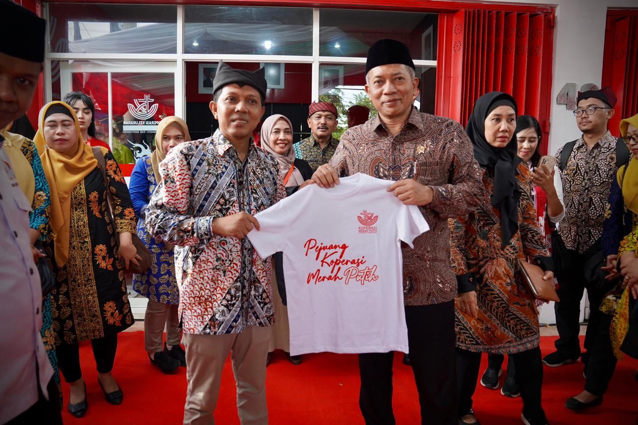 Menteri Koperasi (Menkop) Ferry Juliantono melakukan launching Koperasi Kelurahan Merah Putih (KKMP) Tukangkayu <b>(Kementrian Koperasi)</b>