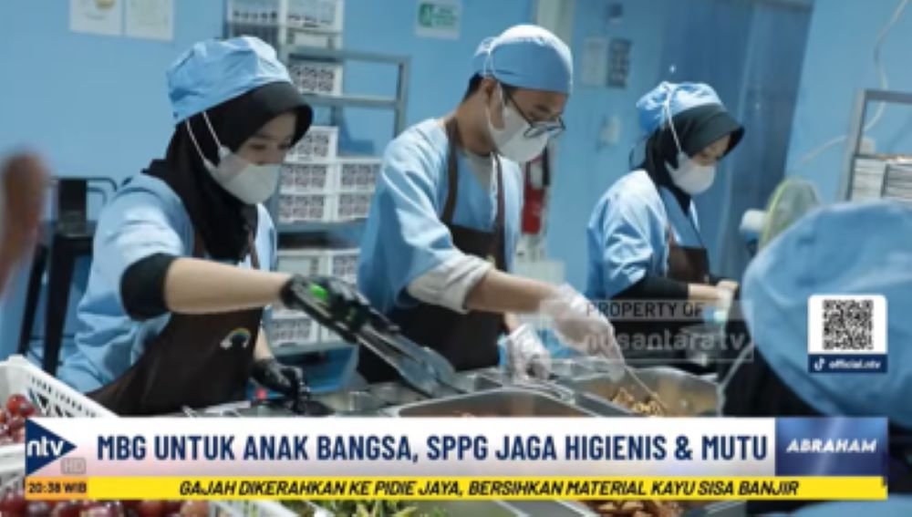 Para relawan di SPPG Cipanas Sindangjaya 2 Cianjur sedang mempersiapkan menu MBG
