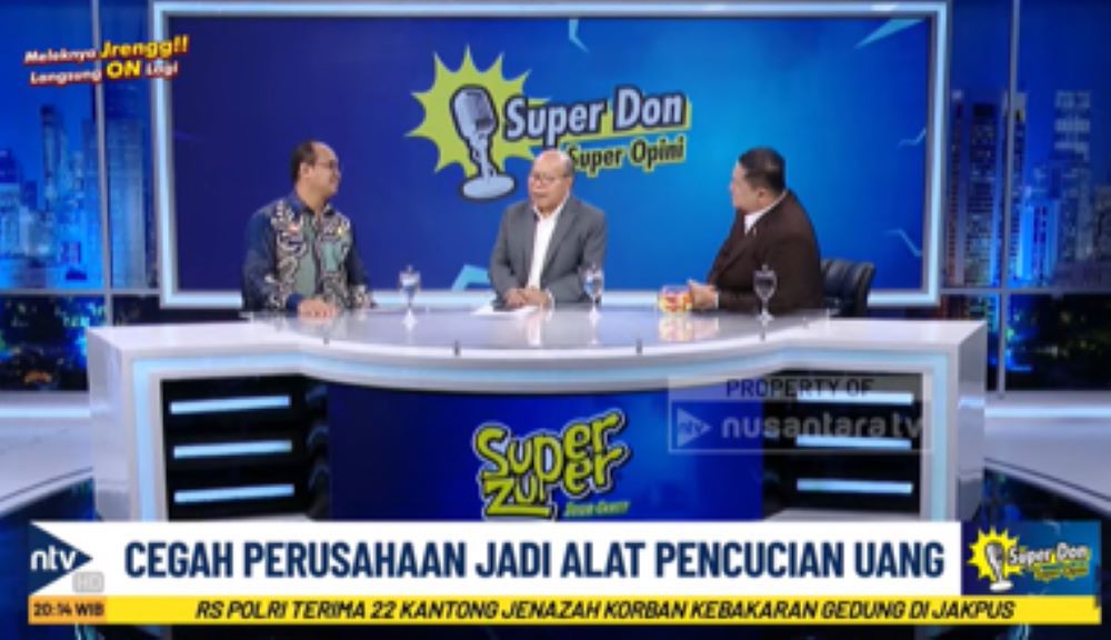 Dirjen AHU Kementerian Hukum, Widodo bersama dua host program Super Don, Super Opini di Nusantara TV 