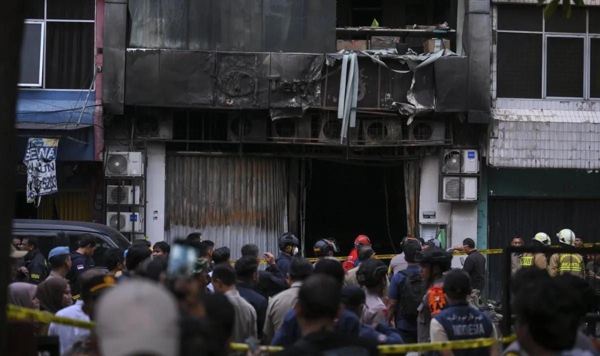 Suasana di depan gedung Terra Drone yang terbakar di jalan Letjen Soeprapto, Cempaka Baru, Kemayoran, Jakarta Pusat, Selasa (9/12/2025). Kebakaran gedung perusahaan penyedia pesawat nirawak untuk industri tersebut mengakibatkan 22 korban meninggal. A <b>(Antara)</b>