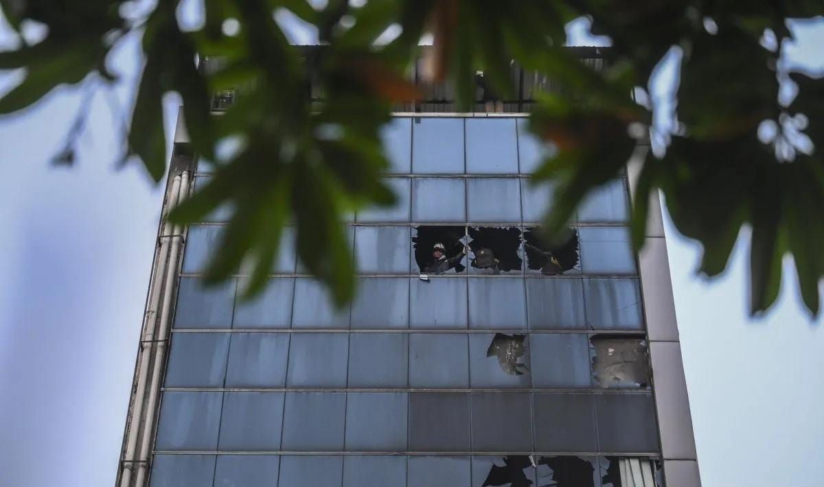 Anggota Puslabfor Polri melakukan pemeriksaan di gedung Terra Drone yang terbakar di jalan Letjen Soeprapto, Cempaka Baru, Kemayoran, Jakarta Pusat, Selasa (9/12/2025). Kebakaran gedung perusahaan penyedia pesawat nirawak untuk industri tersebut meng <b>(Antara)</b>