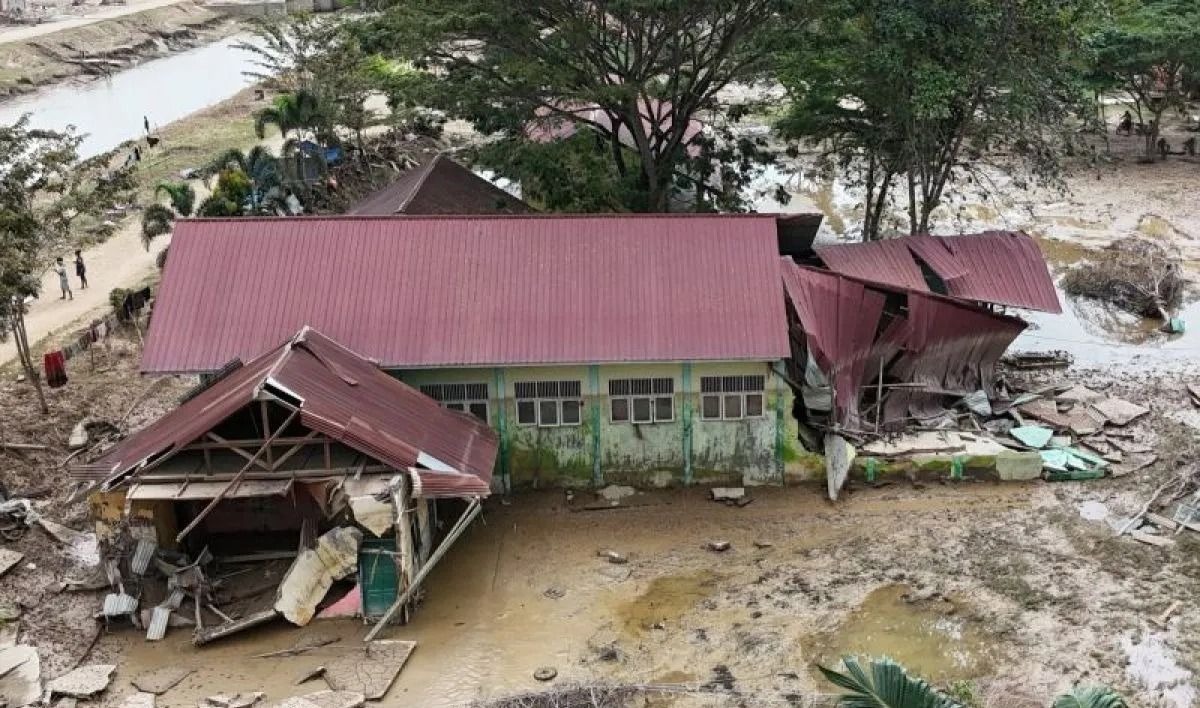 Foto udara kondisi ruang kelas yang roboh pasca diterjang banjir di Sekolah Dasar Negeri (SDN) 2 Langkahan Desa Geudumbak, Kecamatan Langkahan, Aceh Utara, Aceh, Sabtu, 6 Desember 2025. ANTARA FOTO/Syifa Yulinnas/foc. <b>(Antara)</b>