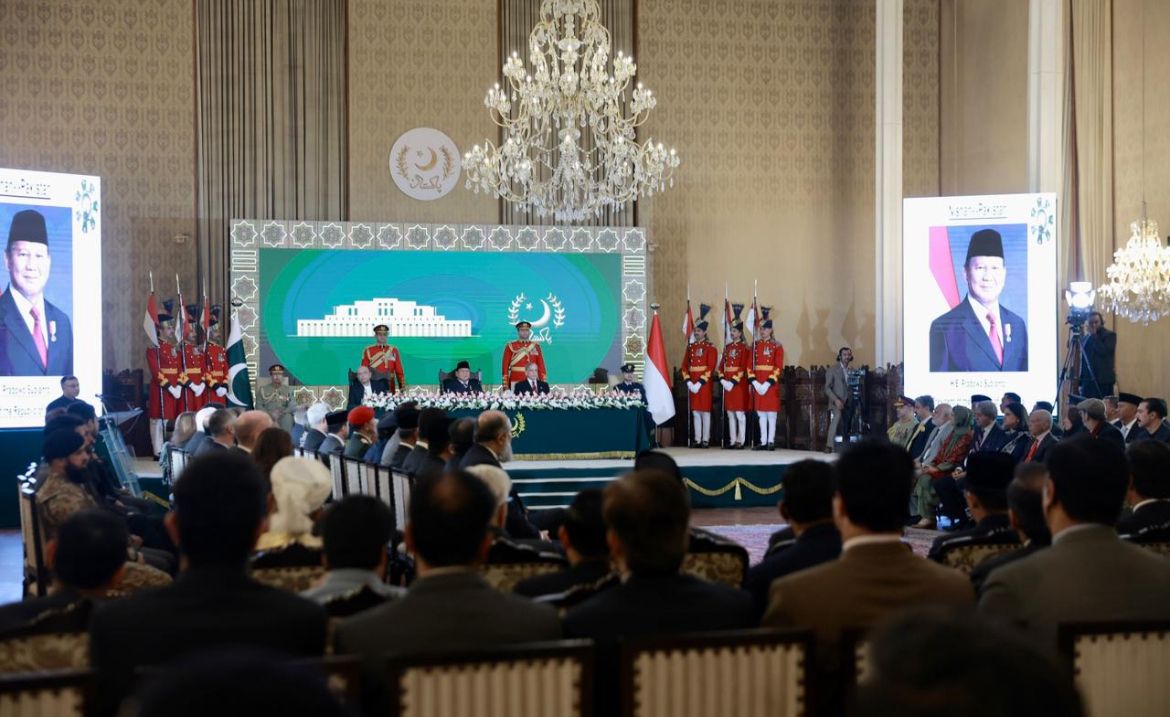 Presiden Zardari Didampingi PM Shehbaz Anugerahkan Bintang Tertinggi Pakistan ke Prabowo <b>(Setpres)</b>