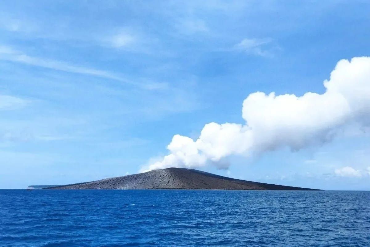 Gunung Anak Krakatau yang berada di perairan Selat Sunda, Lampung Selatan. ANTARA/HO/Warga <b>(Antara)</b>
