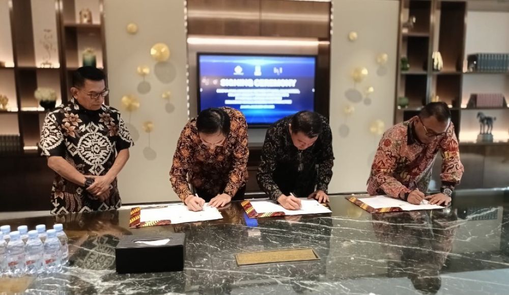PT Mobil Anak Bangsa (MAB) resmi menandatangani kerja sama strategis dengan Solarky Mobility Technologies (HK) Ltd dan PT Fortuna Ventura Investindo guna memperkuat ekosistem produksi kendaraan listrik di Indonesia. (Foto: Adiantoro/NTV)