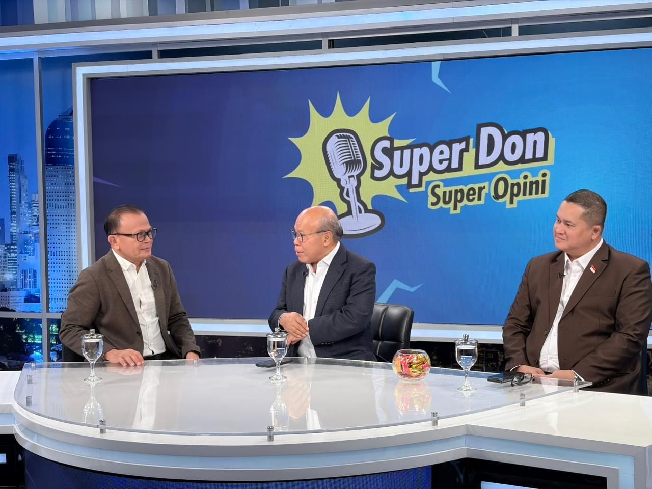 Guru Besar Ilmu Gizi Institut Pertanian Bogor (IPB) sekaligus Dewan Pakar Bidang Gizi Badan Gizi Nasional (BGN), Prof. Dr. Ir. Hardinsyah, M.S., saat menjadi narasumber dalam program &quot;Super Don&quot; yang dipandu jurnalis senior Nusantara TV, Don Bosco Selamun dan Donny de Keizer, Kamis, 11 Desember 2025. (Foto: Dok/NTV) <b>(Dok. NTVNews.id: Dedi)</b>