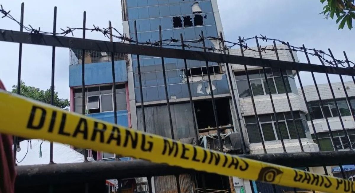 Garis polisi masih melintang di pagar Ruko Terra Drone setelah terbakar dan menewaskan 22 orang di Jakarta, Rabu, 10 Desember 2025. ANTARA/Khaerul Izan <b>(Antara)</b>