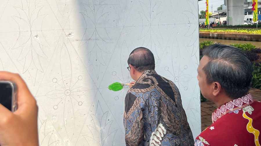 Pramono Anung membuat mural  <b>(NTVNews.id/Adiansyah)</b>