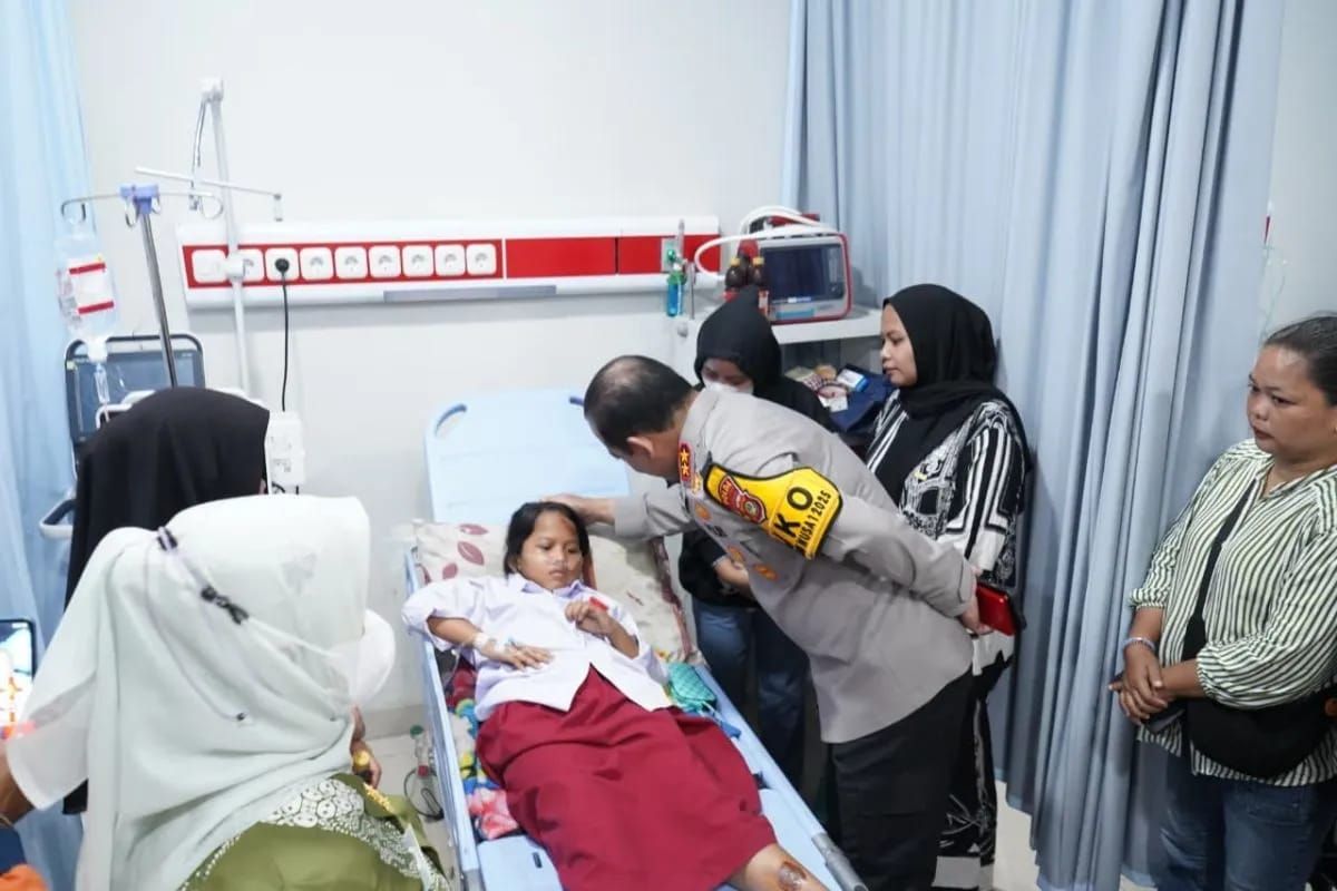 Kapolda Metro Jaya Irjen Pol Asep Edi Suheri berkomunikasi dengan siswi SDN Kalibaru 01 Cilincing, Jakarta Utara, yang mendapatkan perawatan medis akibat ditabrak mobil pengantar makanan di halaman sekolah, Kamis 11 Desember 2025. ANTARA/HO-Polres Me <b>(Antara)</b>