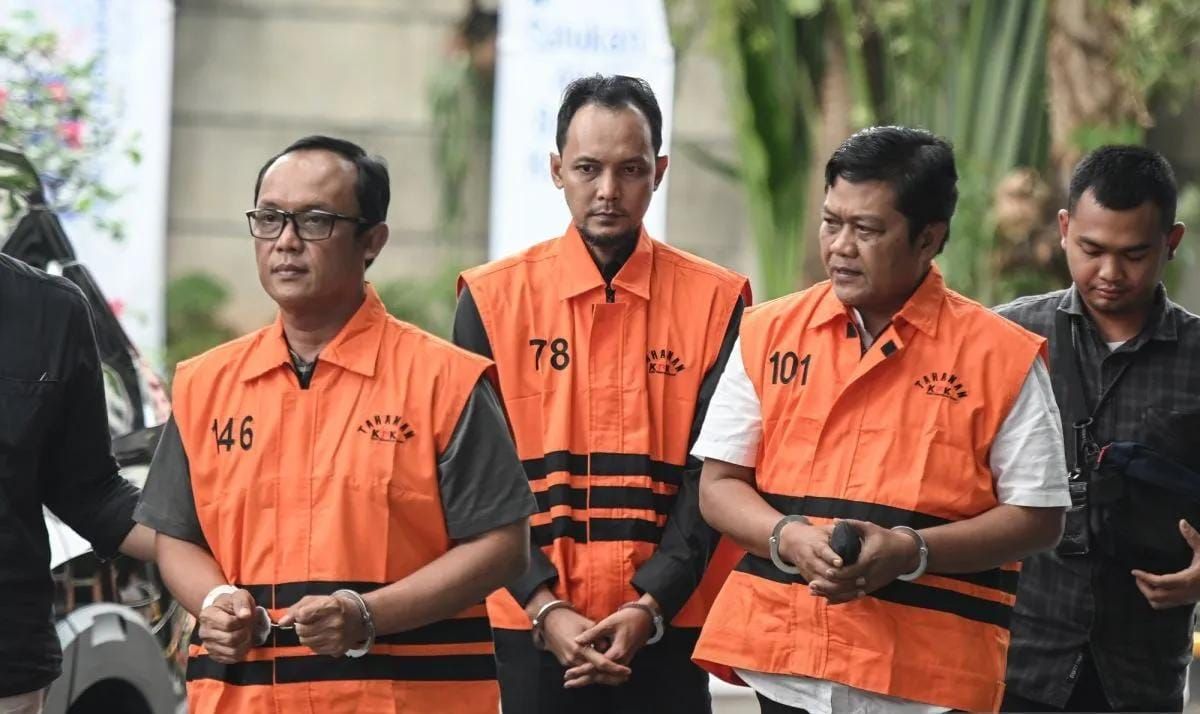 Tersangka kasus dugaan suap dan gratifikasi Bupati Lampung Tengah periode 2025-2030 Ardito Wijaya (kiri), adik Bupati Ranu Hari Prasetyo (kedua kiri), dan Plt. Kepala Badan Pendapatan Daerah Anton Wibowo (kedua kanan). <b>(Antara)</b>