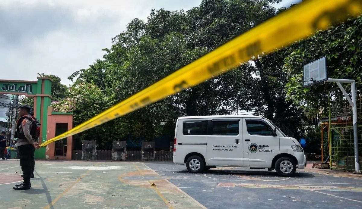 Polisi berjaga di dekat mobil pengangkut Makan Bergizi Gratis (MBG) yang menabrak siswa dan guru di SDN Kalibaru 01 Pagi, Cilincing, Jakarta, Kamis, 11 Desember 2025. Kejadian tersebut mengakibatkan sebanyak 21 orang yang merupakan siswa dan guru sek <b>(Antara)</b>