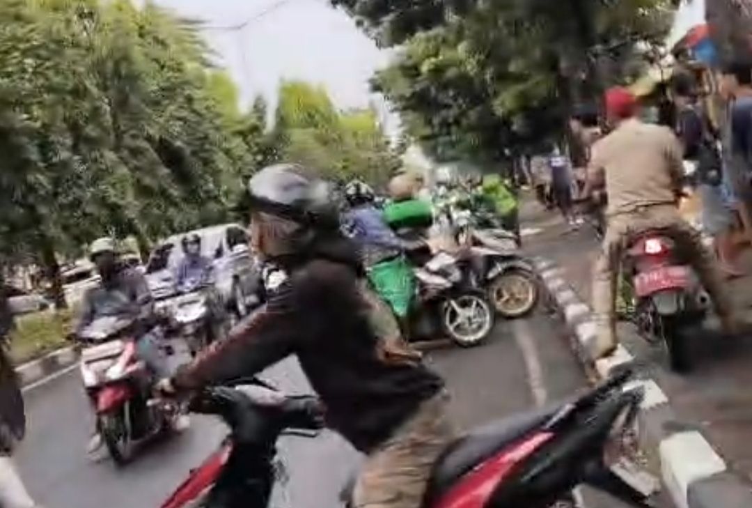 Warga yang penasaran dengan peristiwa bentrokan debt collector dengan matel di depan TMP Kalibata. 