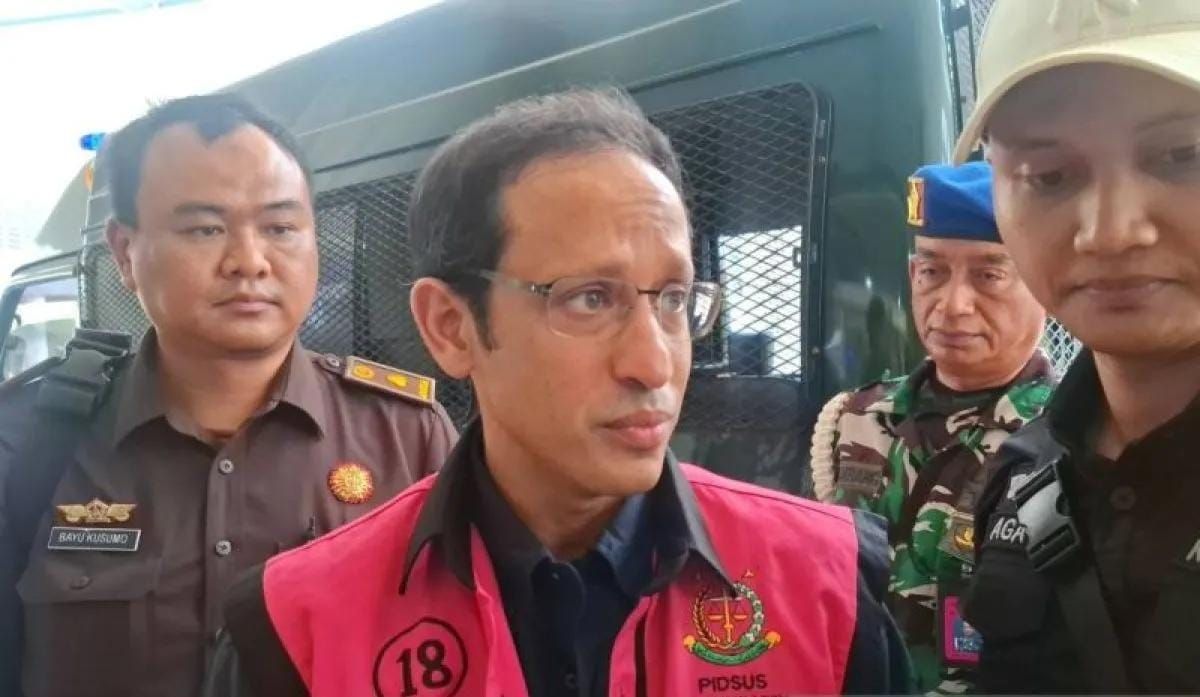 Tersangka kasus dugaan korupsi pengadaan alat TIK berupa laptop Chromebook di Kementerian Pendidikan, Kebudayaan Riset dan Teknologi (Kemendikbudristek) periode 2019&ndash;2022, Nadiem Makarim, menyapa awak media di Gedung Jampidsus Kejaksaan Agung, Jakart <b>(Antara)</b>