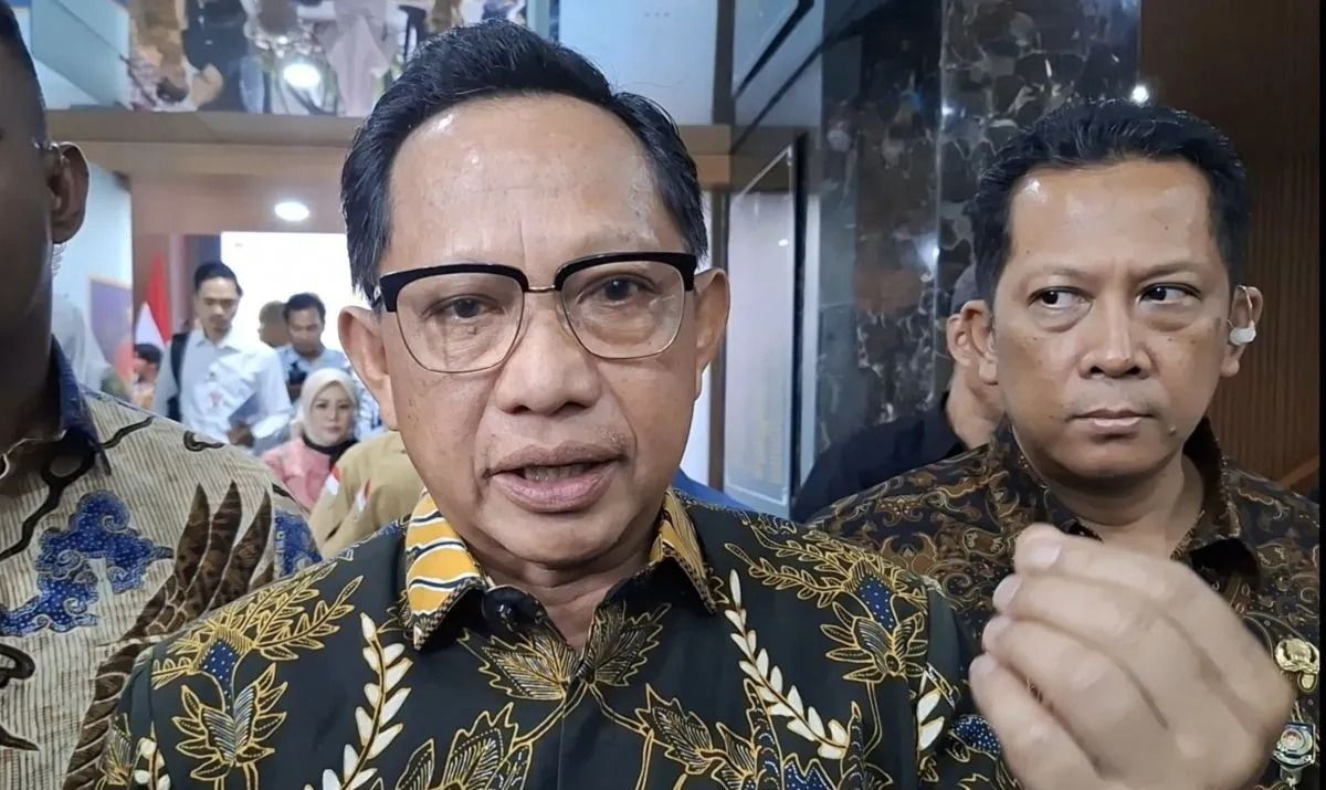 Menteri Dalam Negeri (Mendagri) Tito Karnavian memberikan keterangan kepada wartawan di Kantor Pusat Kemendagri, Jakarta, Kamis, 11 Desember 2025. (ANTARA/Fianda Sjofjan Rassat) <b>(Antara)</b>