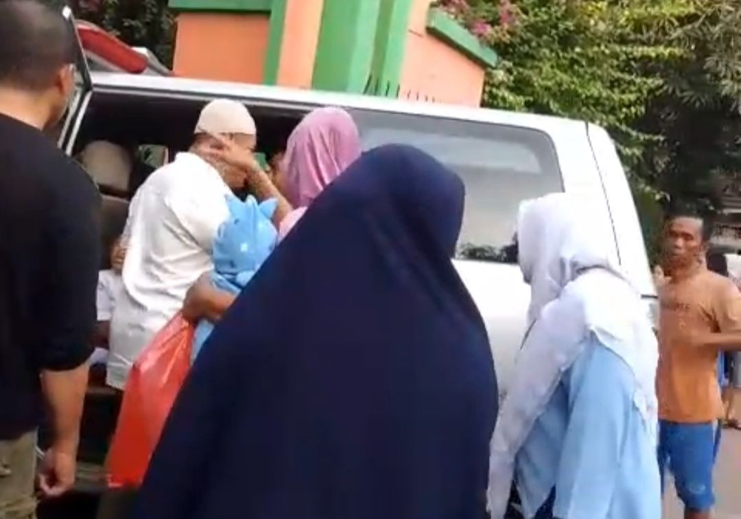 Evakuasi siswa SD yang jadi korban kecelakaan mobil MBG di Kalibaru. 