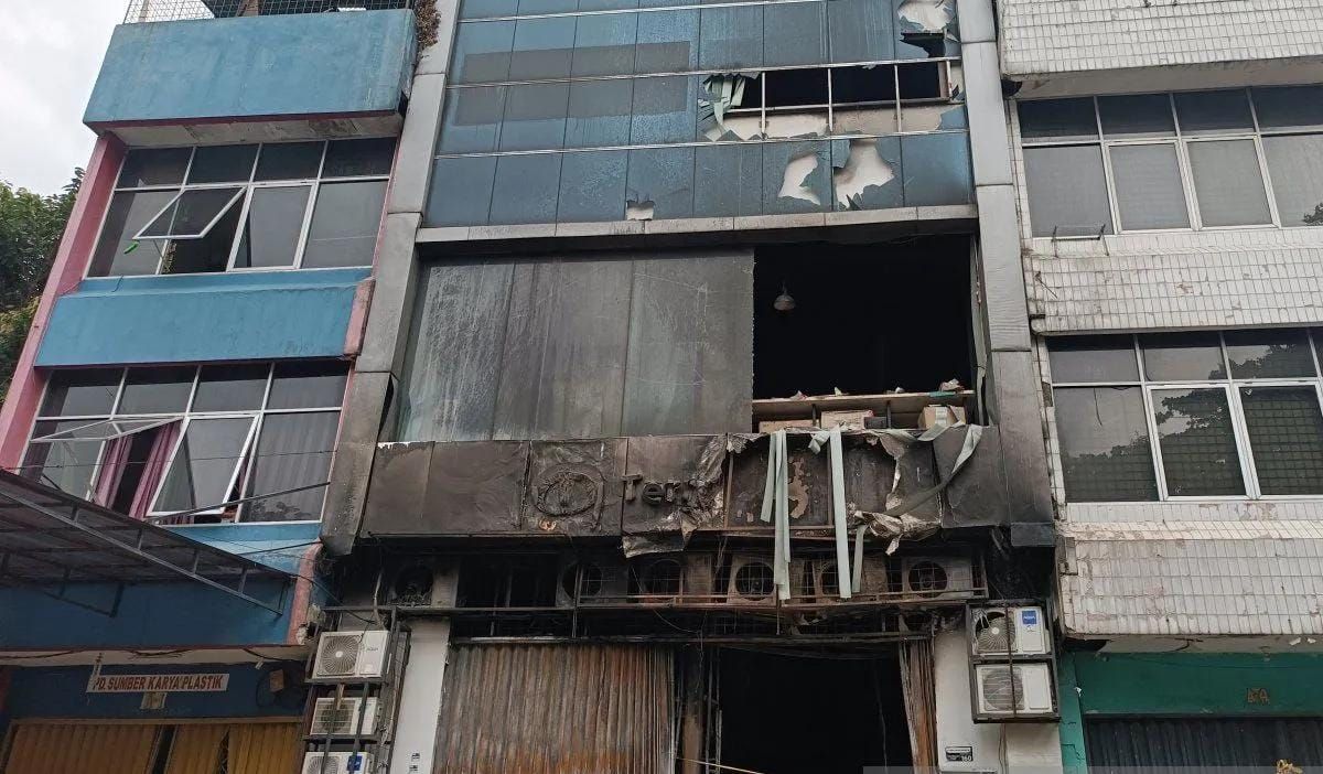 Petugas saat memasang garis polisi setelah melakukan olah TKP di Ruko Terra Drone, Kemayoran, Jakarta Pusat, Kamis 11 Desember 2025. ANTARA/Khaerul Izan <b>(Antara)</b>