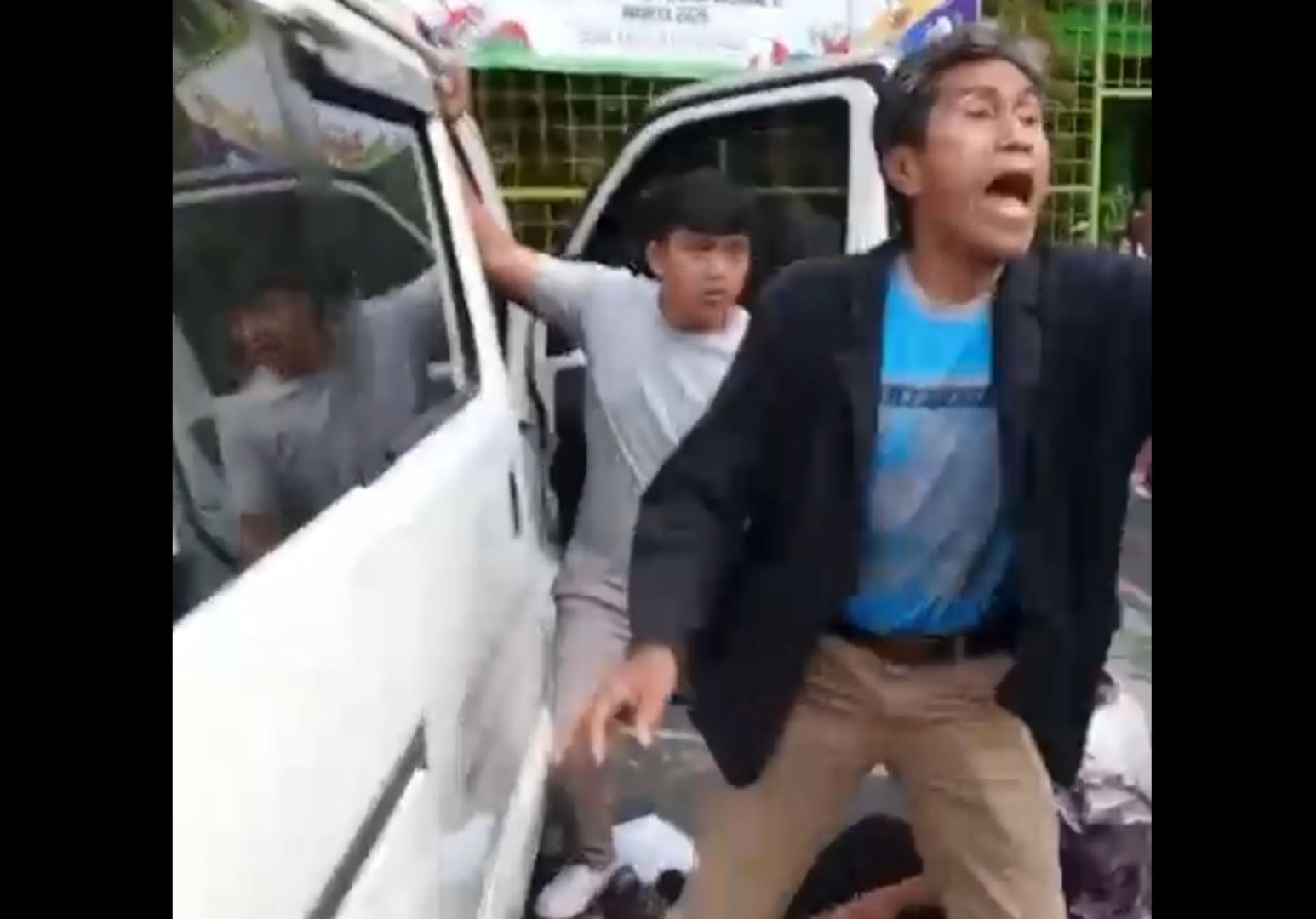 Pria diduga sopir mobil MBG (kaus abu-abu) yang menabrak dan melindas sejumlah siswa SD di Kalibaru. 