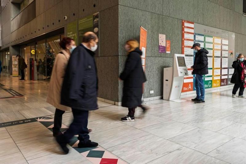 Orang-orang yang mengenakan masker wajah terlihat di Rumah Sakit Sant Pau, Barcelona, ​​Spanyol, pada 11 Desember 2025. (ANTARA/Xinhua/Joan Gosa) <b>(Antara)</b>
