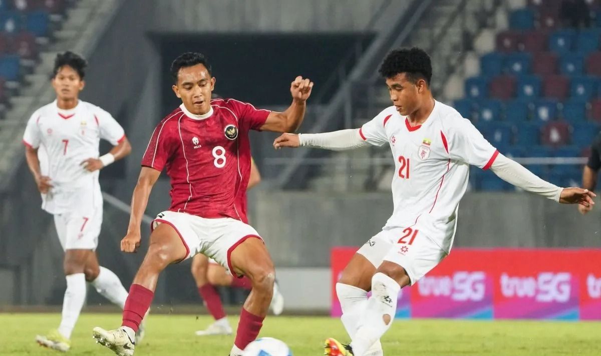 Pesepak bola Timnas Indonesia U-22 Muhammad Rayhan Hannan (kiri) berebut bola dengan pesepak bola Timnas Myanmar Oakkar Naing (kanan) pada pertandingan babak penyisihan Grup C Sepak Bola SEA Games 2025 di The 700th Anniversary of Chiang Mai Stadium,  <b>(Antara)</b>