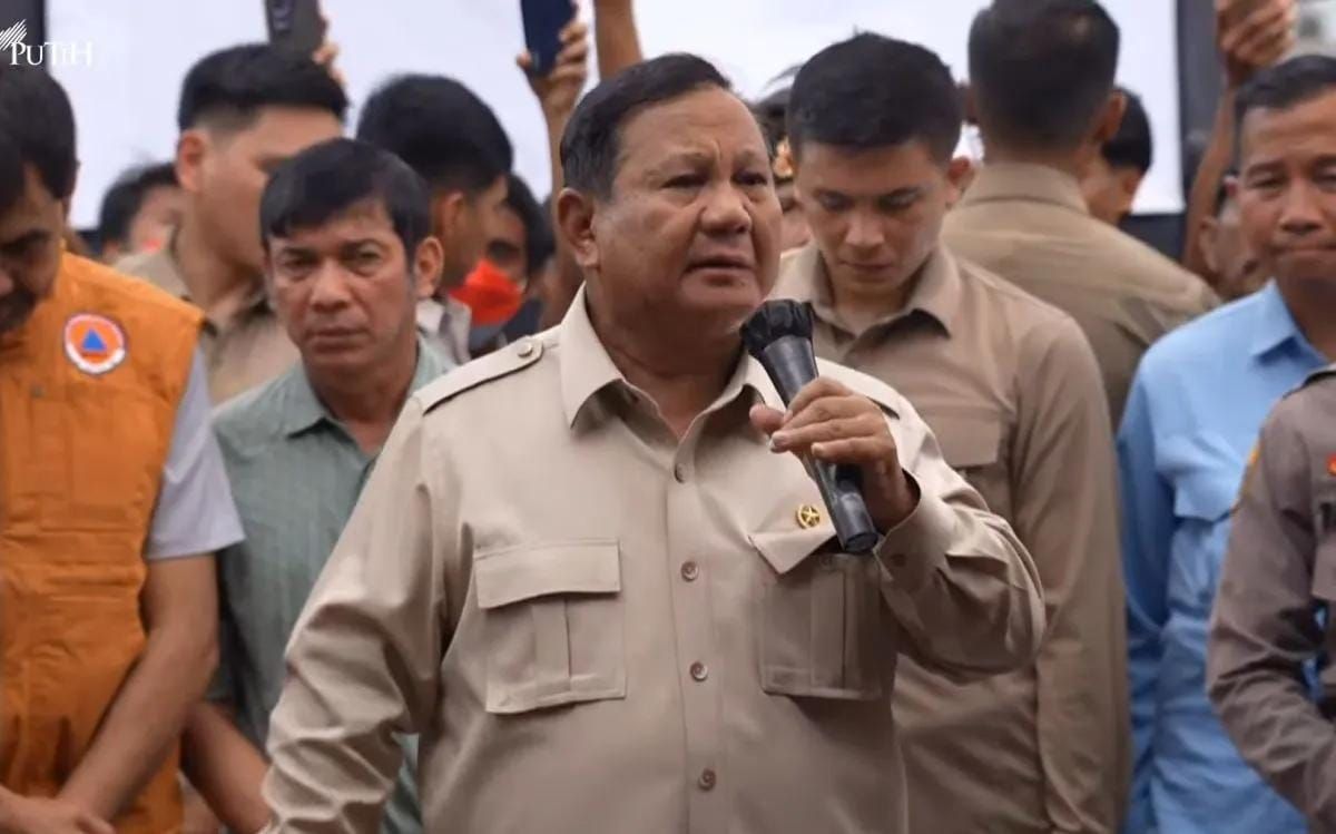 Presiden RI Prabowo Subianto saat berdialog dengan warga terdampak bencana di posko pengungsian di kawasan Jembatan Aceh Tamiang, Aceh, Jumat 12 Desember 2025. ANTARA/HO-Sekretariat Presiden <b>(Antara)</b>