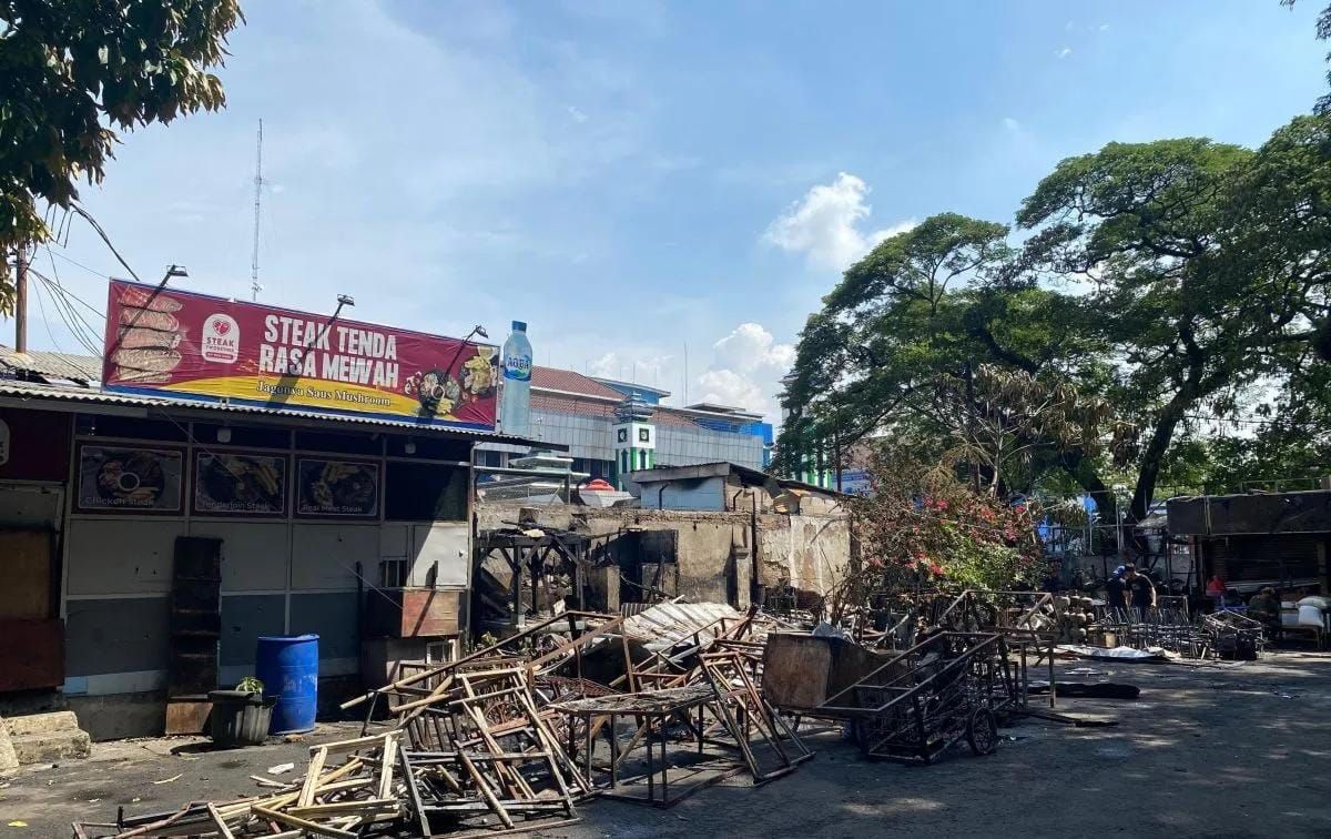 Tempat kejadian perkara (TKP) pengeroyokan dan perusakan yang menewaskan penagih hutang atau mata elang di seberang Taman Makam Pahlawan (TMP) Kalibata, Pancoran, Jakarta Selatan, Jumat 12 Desember 2025. ANTARA/Luthfia Miranda Putri. <b>(Antara)</b>