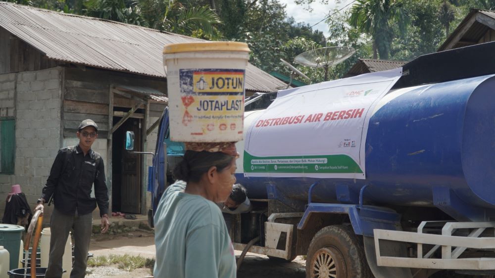 Dompet Dhuafa mendistribusikan air bersih untuk penyintas bencana di di Kelurahan Aek Tolang Induk, Kecamatan Tukka, Kabupaten Tapanuli Tengah/ist 