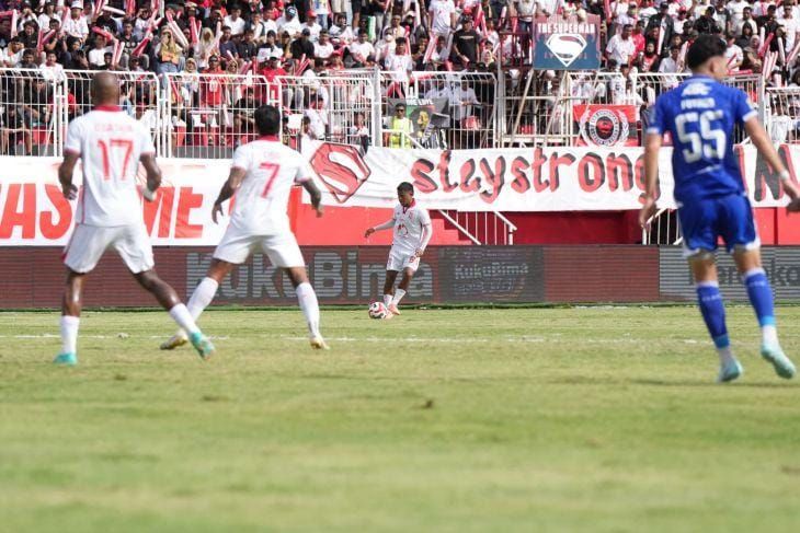 Pertandingan antara Malut United versus Persib Bandung berlangsung di Stadion Gelora Kie Raha, Ternate, Minggu 14 Desember 2025. ANTARA/Abdul Fatah (Abdul Fatah) <b>(Antara)</b>