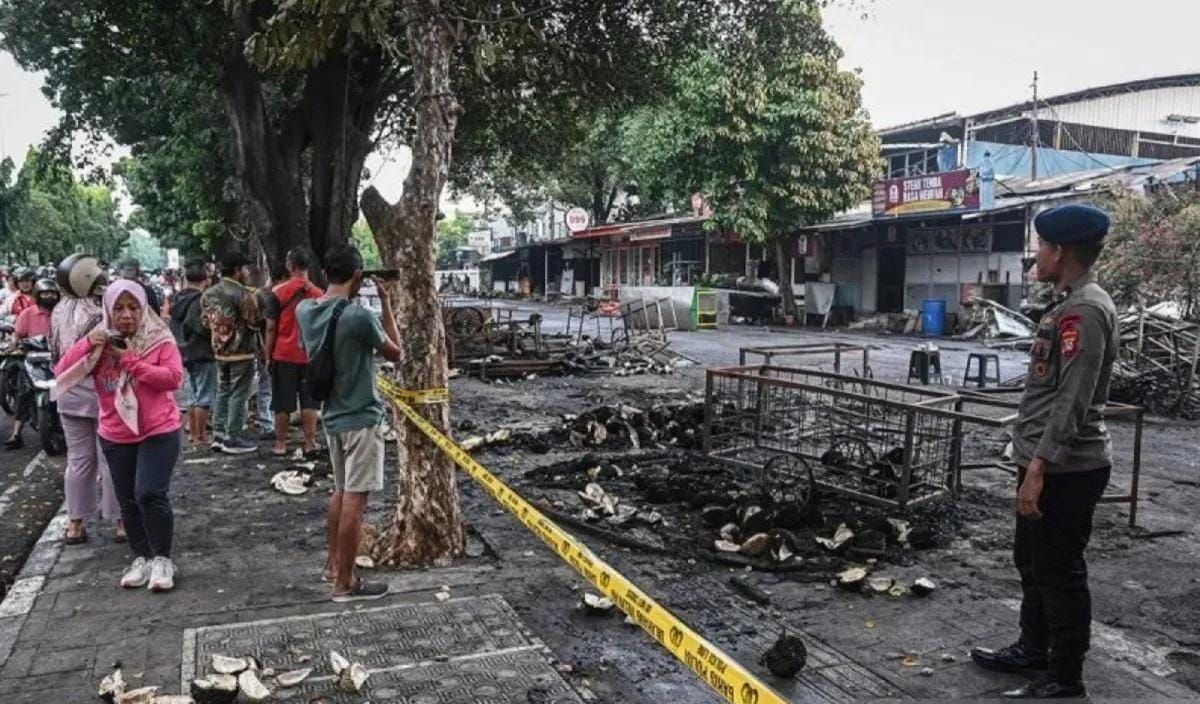 Arsip foto - Polisi berjaga di area kios-kios yang terbakar pascakericuhan di kawasan Kalibata, Jakarta, Jumat 12 Desember 2025. (ANTARA FOTO/Sulthony Hasanuddin/nym/am.) <b>(Antara)</b>