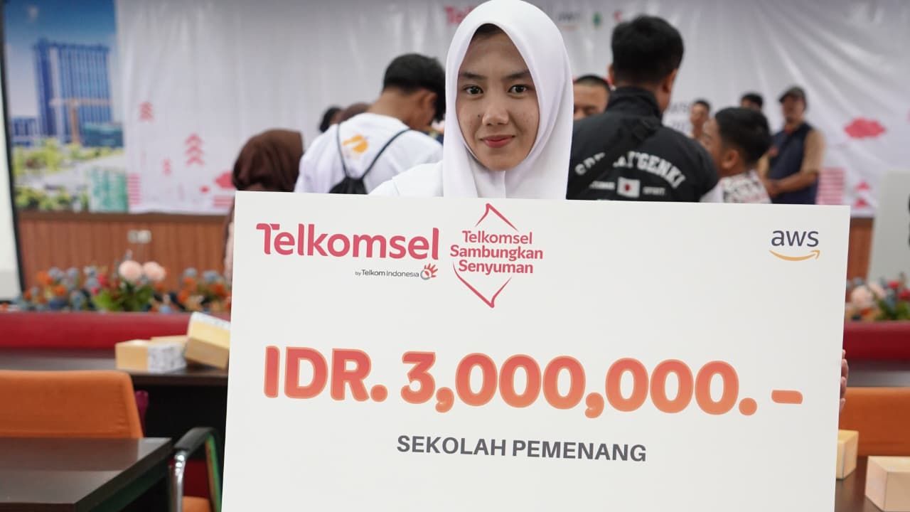 Telkomsel bersama Amazon Web Services (AWS) menuntaskan program Terampil di Awan 2.0 untuk memperkuat literasi digital inklusif di Indonesia. Program ini membekali 295 siswa penyandang disabilitas dan 85 tenaga pendidik dari 33 SLB di Bandung Raya dengan pelatihan Cloud Computing dan Generative AI. <b>(Telkomsel)</b>