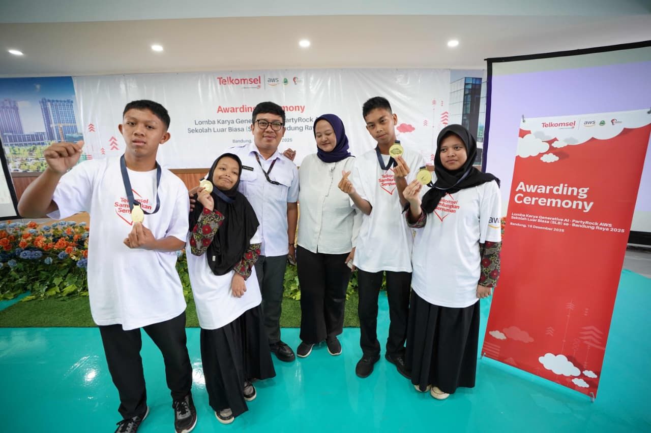 Telkomsel bersama Amazon Web Services (AWS) menuntaskan program Terampil di Awan 2.0 untuk memperkuat literasi digital inklusif di Indonesia. Program ini membekali 295 siswa penyandang disabilitas dan 85 tenaga pendidik dari 33 SLB di Bandung Raya dengan pelatihan Cloud Computing dan Generative AI. <b>(Telkomsel)</b>
