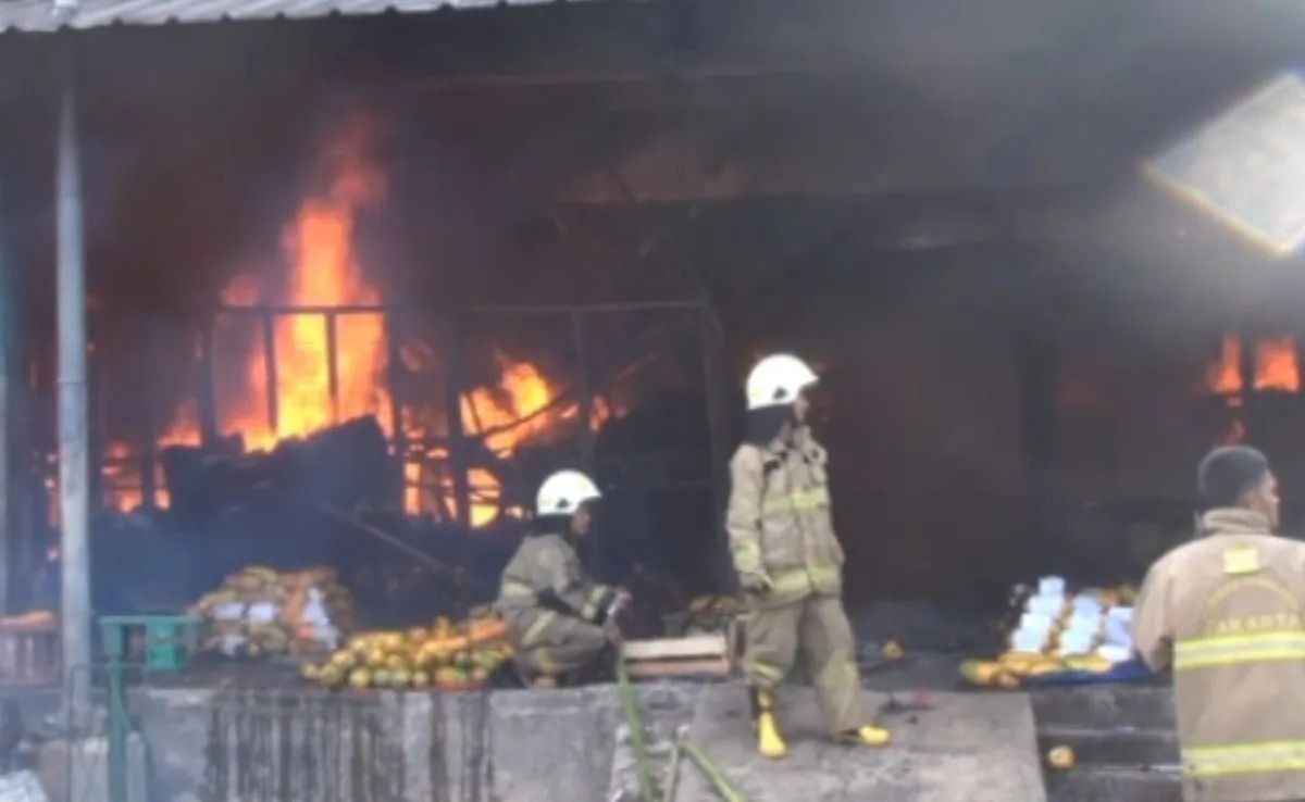 Kebakaran Pasar Induk Kramat Jati di Jalan Raya Bogor, Kelurahan Kampung Tengah, Kecamatan Kramat Jati, Jakarta Timur, Senin, 15 Desember 2025. ANTARA/Siti Nurhaliza <b>(Antara)</b>