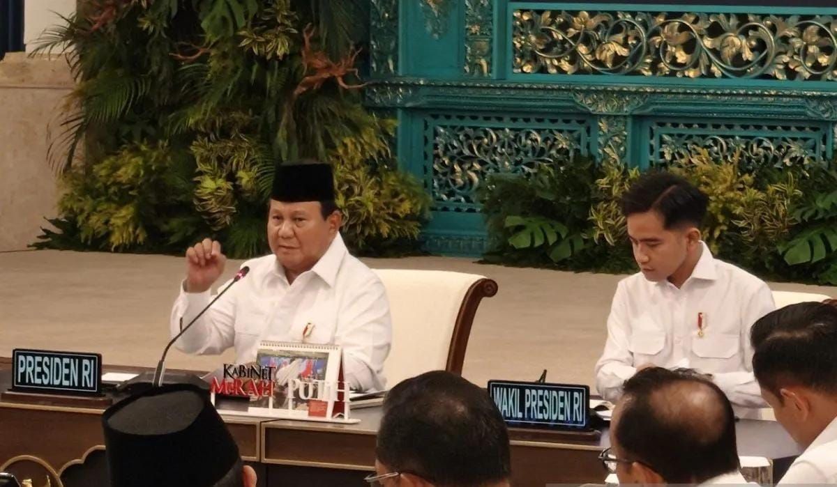 Presiden Prabowo Subianto (kiri) memberi arahan dalam sidang kabinet paripurna di Istana Negara, Jakarta, Senin 15 Desember 2025. ANTARA/Fathur Rochman <b>(Antara)</b>