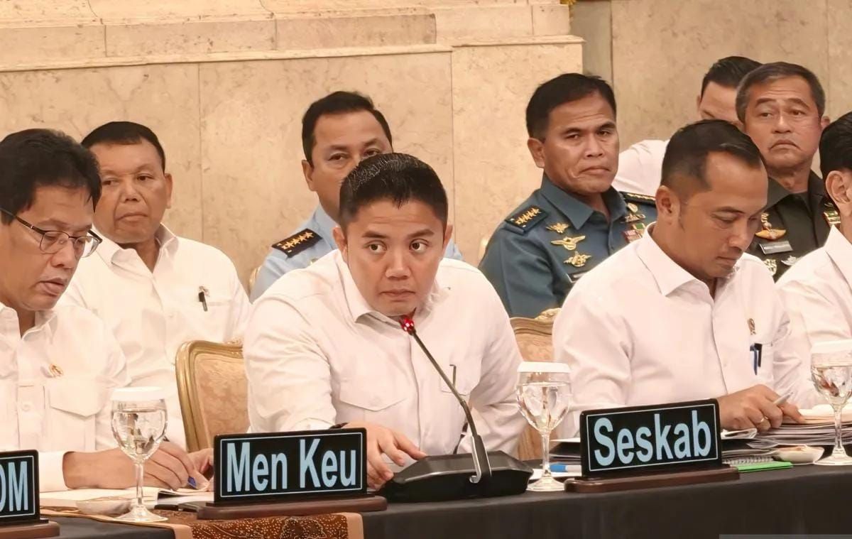 Sekretaris Kabinet Teddy Indra Wijaya (tengah) dalam Sidang Kabinet Paripurna di Istana Negara, Jakarta, Senin 15 Desember 2025. (ANTARA/Fathur Rochman) <b>(Antara)</b>