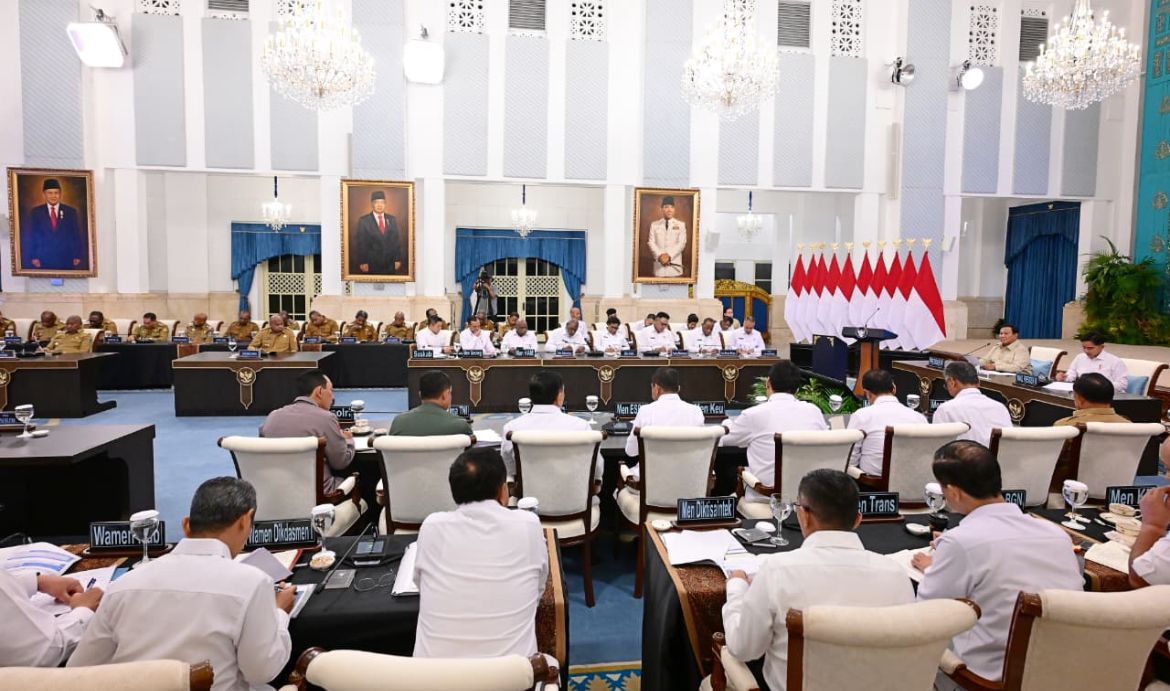 Presiden Prabowo Subianto memberikan pengarahan kepada kepala daerah se-Papua di Istana Negara <b>(Setpres)</b>