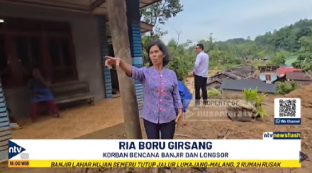 Korban bencana banjir dan longsor Ria boru Girsang menceritakan detik-detik air bah dan gelondongan kayu besar menghantam rumahnya