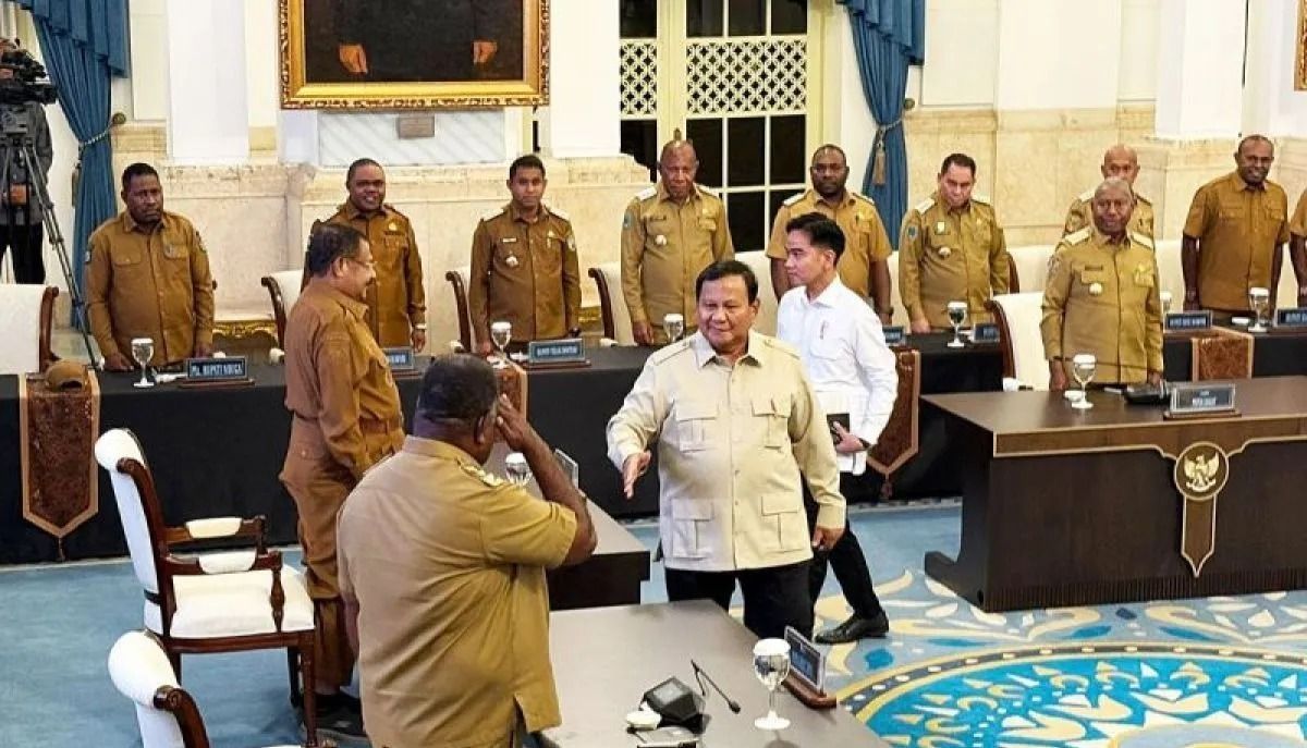 Presiden Prabowo Subianto menjabat tangan satu per satu kepala daerah se-Papua saat hendak memberikan pengarahan di Istana Negara, Jakarta, Selasa, 16 Desember 2025. ANTARA/Mentari Dwi Gayati/aa. <b>(Antara)</b>