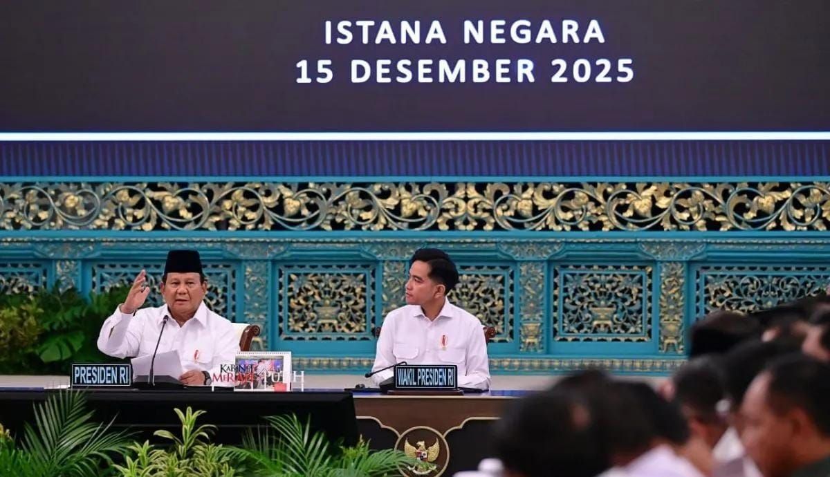 Presiden Prabowo Subianto memimpin Sidang Kabinet Paripurna bersama para pejabat Kabinet Merah Putih di Istana Negara, Jakarta, Senin 15 Desember 2025. ANTARA/HO-Biro Pers Sekretariat Presiden <b>(Antara)</b>