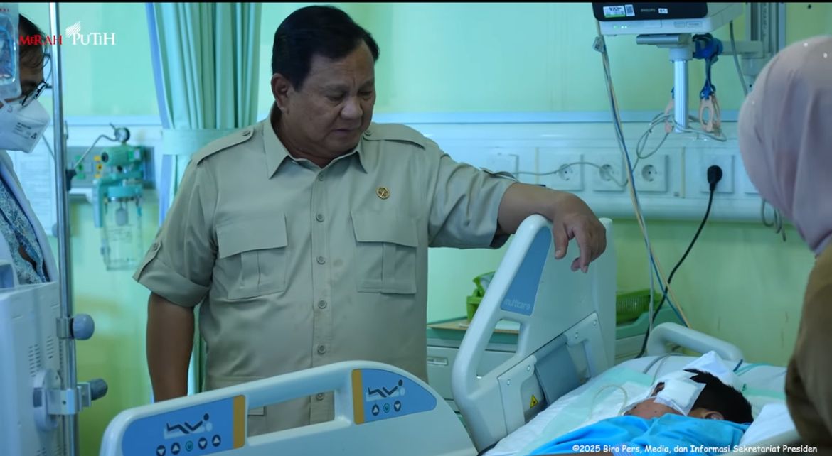 Prabowo Subianto Jenguk Siswa dan Gueu SDN Kalibaru 01 Cilincing di RS Koja Jakarta <b>(Istimewa)</b>
