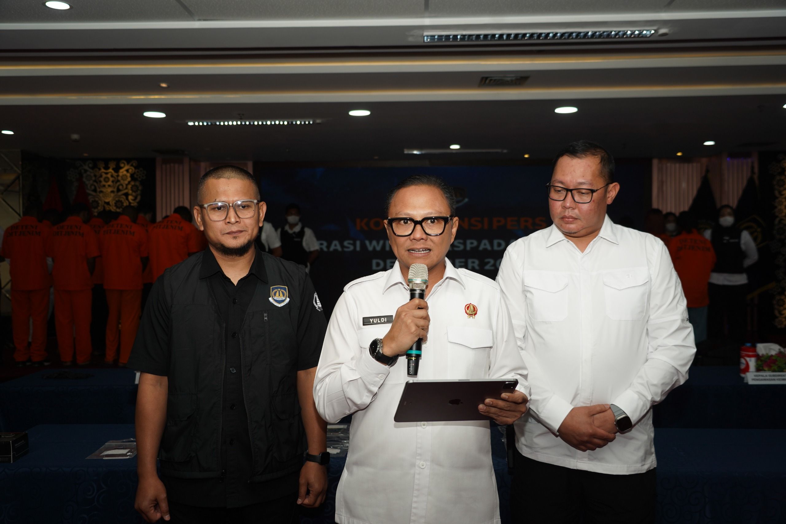 Yuldi Yusman (tengah) <b>(Imigrasi)</b>