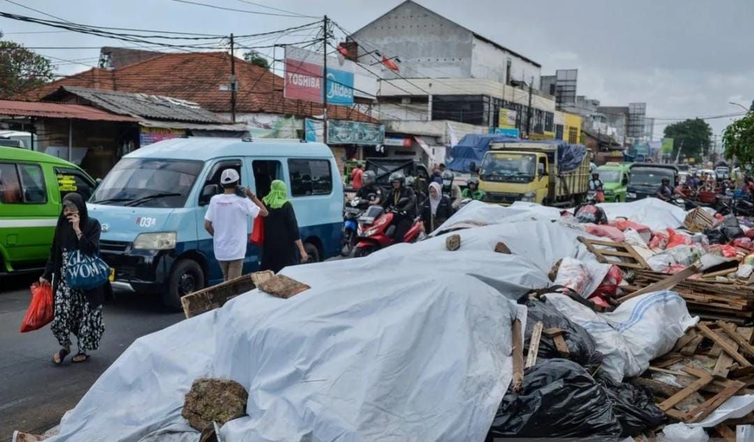 tumpukan sampah yang ditutupi terpal di Serpong, Tangerang Selatan, Banten, Selasa 16 Desember 2025. <b>(Antara)</b>
